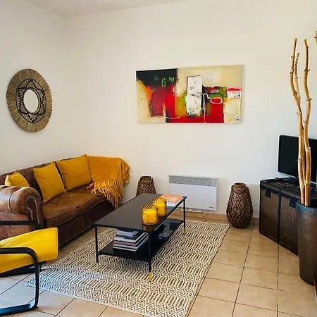 Behagliches Reihenendhaus Mit Schoner Terrasse