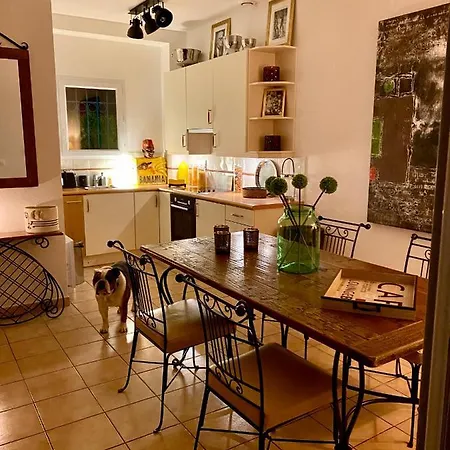 Behagliches Reihenendhaus Mit Schoner Terrasse